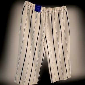 Wide-legged cropped trousers with stretch fabric. NWT